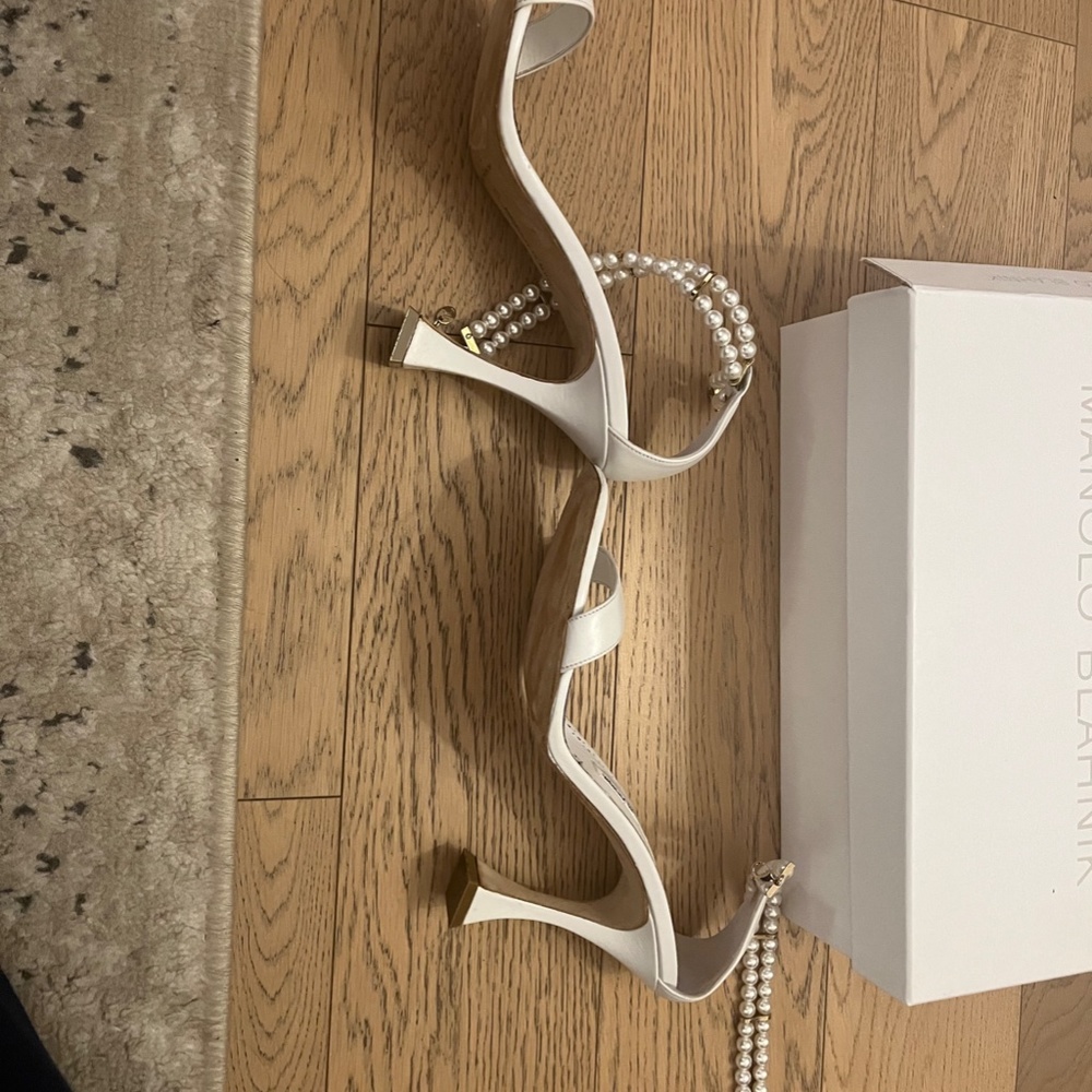 Manolo Blahnik Size 38, white satin with pearl, Charona 105 Faux-Pearl Embellish - Picture 3 of 5